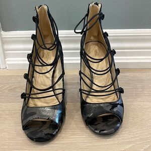 Nine West Classic Strappy Metallic print camo Women’s size 6M open Toe Shoe